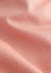Texturiertem Stoff in sanftem Rosa mit leichtem Glanz, der ein fein gewebtes Muster aufweist. Glatte Oberfläche mit subtilen reflektierenden Fäden.