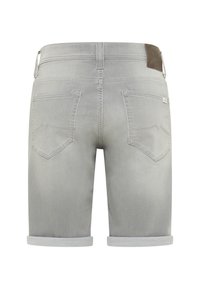 Jasnoszare szorty dżinsowe z podwiniętymi nogawkami, pięć kieszeni, tylne kieszenie w kształcie trójkątów i brązowa skórzana metka na pasie.