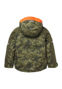 Chaqueta camuflada con un patrón verde y marrón, capucha naranja, logotipo gris y puños ajustables. Fabricada con material resistente a la intemperie.