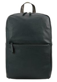Sac à dos en cuir textured noir avec une poche zippée à l'avant, fermeture à double zip sur le dessus et une poignée en tissu.
