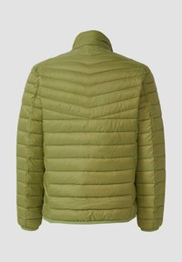 Oliwkowo-zielona pikowana kurtka z przeszyciami w jodełkę, wysokim kołnierzem i prążkowanym ściągaczem. Gładka faktura, lekka konstrukcja, minimalistyczne detale.