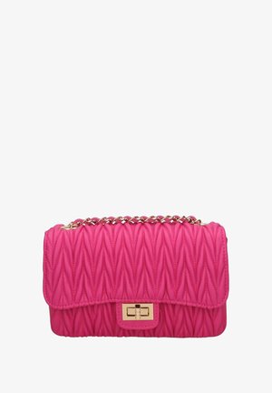 Roze quilted handtas met een kettinghengsel, voorzien van een goudkleurige sluiting en een gemarmerd golffpatroon op het oppervlak.