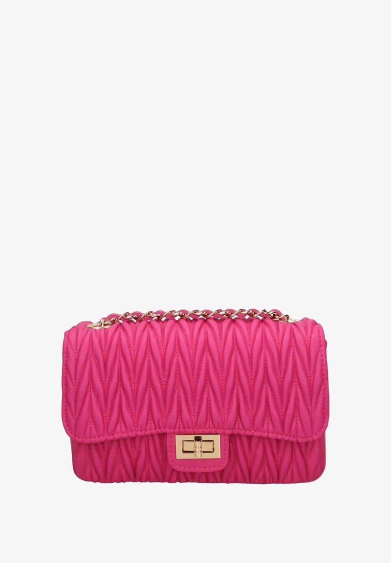 Borsa a tracolla rosa in tessuto trapuntato con una catena, dotata di una chiusura in tonalità oro e un motivo ondulato testurizzato sulla superficie.