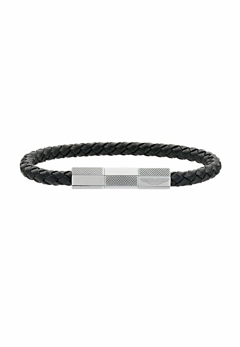 Bracelet en cuir tressé noir avec une fermeture à boucle ton argentée, présentant des accents texturés et un détail de logo sur la surface de la fermeture.