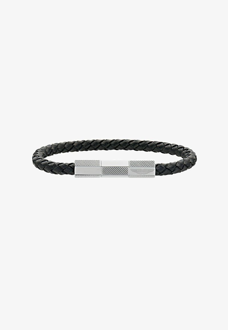 Bracelet en cuir tressé noir avec une fermeture à boucle ton argentée, présentant des accents texturés et un détail de logo sur la surface de la fermeture.