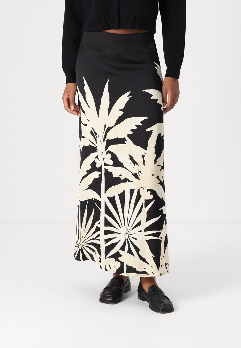 Maxi rok met bloemenpatroon in zwart en crème, gemaakt van zachte stof. Heeft een aansluitende tailleband en een luchtige silhouet.