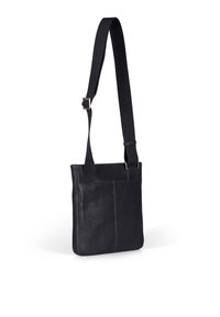 Borsa a spalla in pelle nera con tracolla in tessuto regolabile, forma rettangolare, superficie testurizzata, caratterizzata da un dettaglio di cucitura anteriore e hardware minimale.