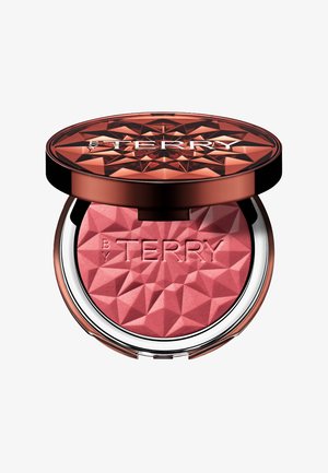 Rouge-Puder in einem kompakten Format mit rosarosa, facettiertem Puder und einem glänzenden roségoldenen Deckel. Mit eingraviertem Logo auf der Oberfläche und einer reflektierenden silbernen Unterseite.