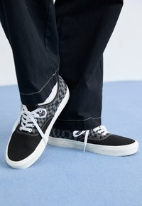 AUTHENTIC UNISEX - Trainers - black