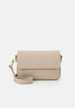 Bežs crossbody soma ar teksturētu Saffiano apdari, ar magnētisko atloku, zelta detaļām un regulējamu siksnu.