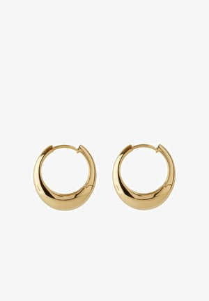Pár csiszolt arany karika fülbevaló sima, kissé vastag, lekerekített kialakítással és csuklós kapcsokkal, fehér háttéren.