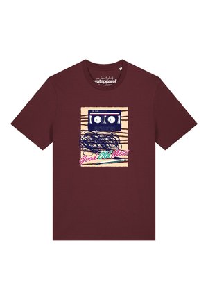 Maroonfarbenes T-Shirt mit Grafik eines verknoteten Kassettenbands und dem Text "Good Old Mess" in farbigem Schriftzug auf hellem, gestreiftem Hintergrund.