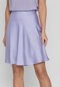Lilac satenska krila z raztegnjenim dizajnom in gladko teksturo, z oprijetim pasom in dolžino do kolen.