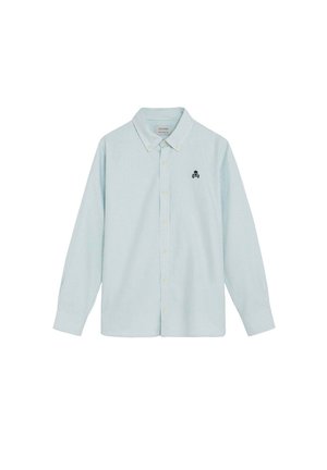 Camisa de manga larga con botones, de rayas delgadas en azul claro y blanco, con cuello y un pequeño logo de calavera y huesos cruzados negros en el pecho izquierdo.