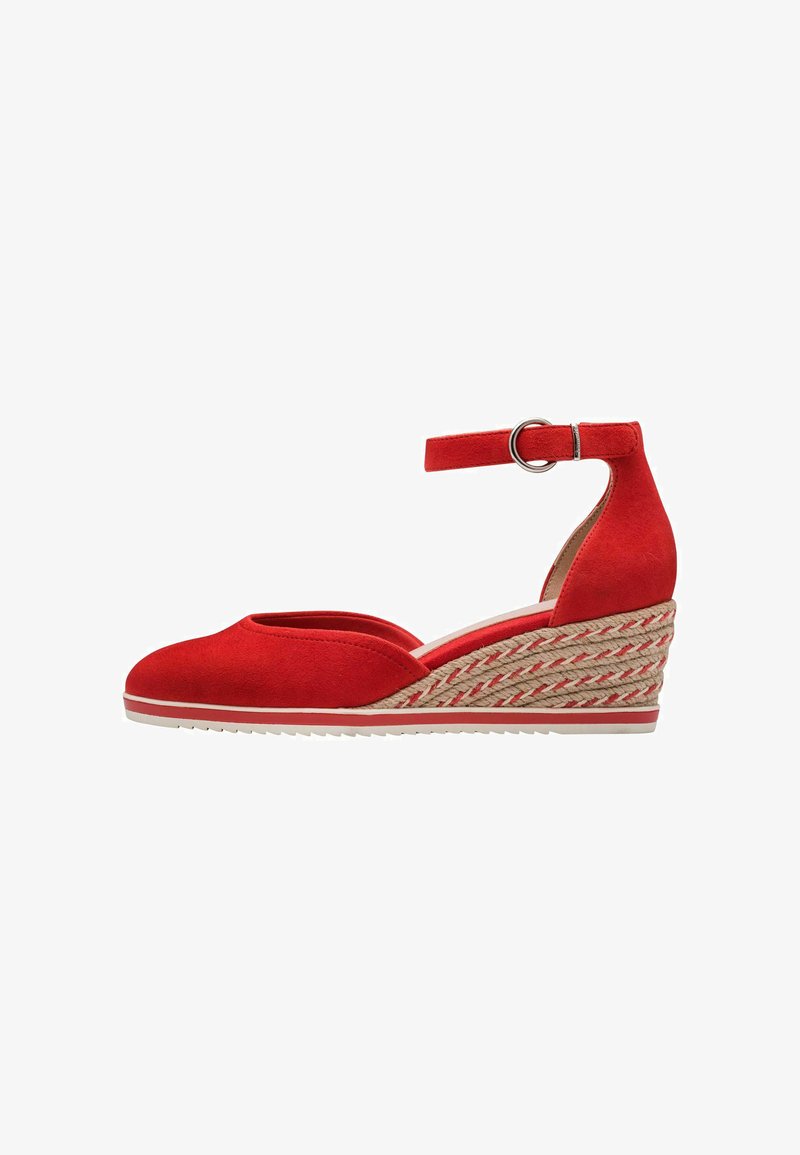Chaussure compensée en daim rouge avec bride à la cheville, plateforme en jute tressé et semelle en caoutchouc blanc, vue de profil.