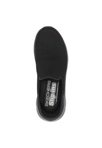 Scarpa slip-on nera Skechers con tomaia in rete testurizzata, soletta imbottita, pannelli elastici laterali e design con punta arrotondata.