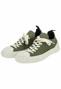 Sneakers verdi in maglia con suola in gomma bianca a pois e punte. Presenta lacci crema e un design a taglio basso simile a una calza. Targhetta nera sul tallone.