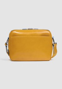 Borsa a tracolla gialla in pelle con una superficie liscia, chiusura a zip, tracolla regolabile e dettagli in hardware blu accentuati.