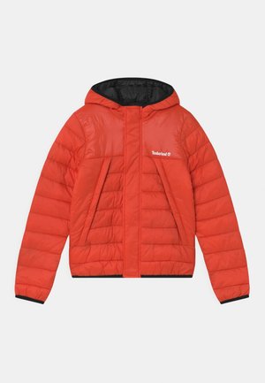 Rød polstret jakke med hætte, med lynlås foran, elastiske manchetter og sorte detaljer. Timberland-logo på brystet. Glat tekstur.