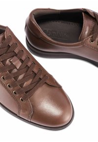 Brązowe skórzane sneakersy z okrągłym czubkiem, teksturowanym wykończeniem, metalowymi oczkami i brązowymi sznurowadłami. Posiadają wyściełaną wkładkę i elegancki design.