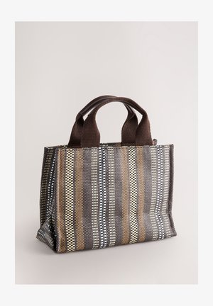 Reljeefne kandekott pruunide kangast käepidemetega, millel on triibud pruunis, sinises ja beežis ning geomeetriline muster. Kompaktne ja hästi struktureeritud disain.