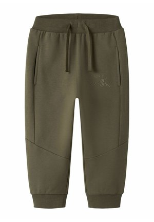 Pantalon jogging enfant vert olive avec taille élastique, cordon, poignets, poches latérales et motif montagne en relief "Adventure" sur la cuisse gauche.