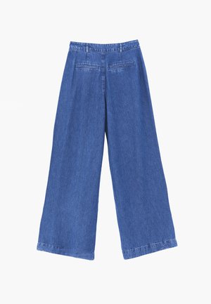 Blauwe denim broek met wijde pijpen, met riemlussen en twee paspelzakken aan de achterkant, gezien van achteren tegen een witte achtergrond.