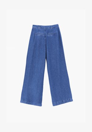 Blauwe denim broek met wijde pijpen, met riemlussen en twee paspelzakken aan de achterkant, gezien van achteren tegen een witte achtergrond.