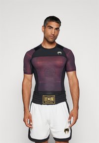 Venum AIR RASHGUARDS - Marškinėliai su spaudiniu - deep black/fire red