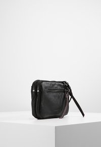 Liebeskind Berlin Axelremsväska - black