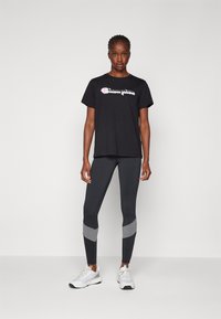 Champion GRAPHIC CREWNECK - Apdrukāts T-krekls - black