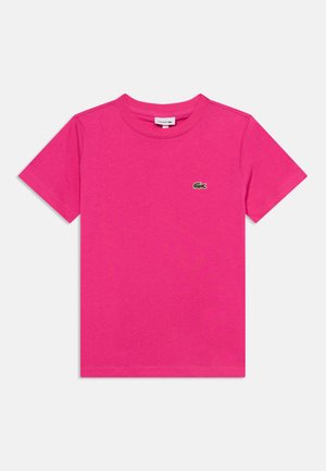 Felroze T-shirt met korte mouwen, ronde hals en klein groen krokodillenlogo op de linkerborst.