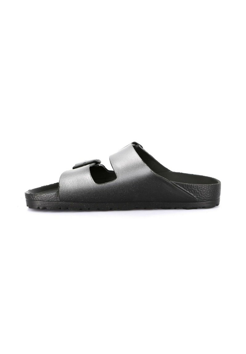 Sandal con zeppa nera realizzata in materiale sintetico liscio. Presenta due fasce larghe, una suola testurizzata e una fibbia laterale per la regolazione.