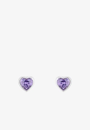 Orecchini a forma di cuore con gemme viola incastonate in metallo argento. Superficie liscia con un design sfaccettato che riflette la luce.
