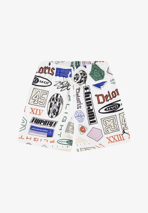 Pantaloni scurți albi cu o varietate de logo-uri și grafice multicolore în forme diferite, inclusiv designuri circulare și rectangulare.