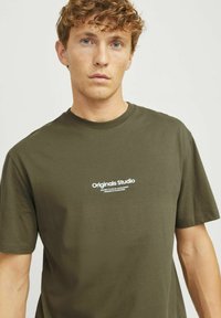 Jack & Jones JORVESTERBRO CREW NECK - Triko s potiskem - khaki