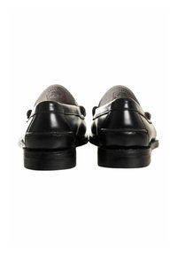 Un paio di scarpe eleganti in pelle nera lucida viste da dietro, con tacco basso e bordi arrotondati su uno sfondo bianco.