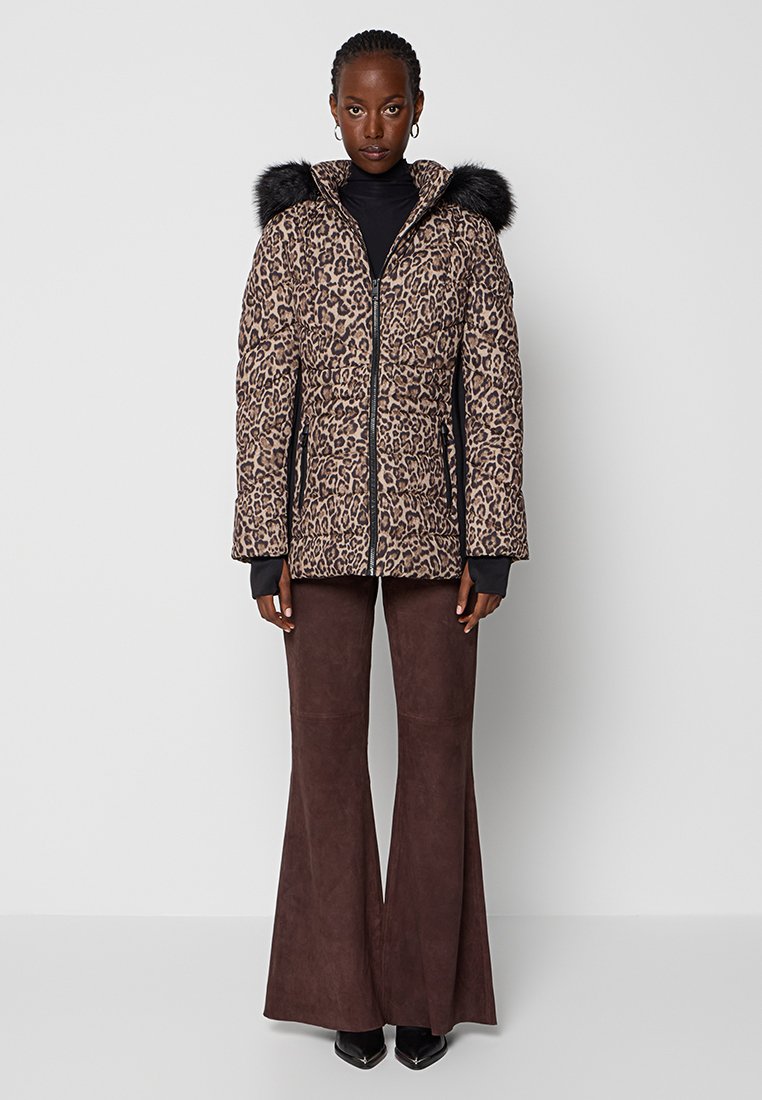 Leoprint-Pufferjacke mit einer Kapuze aus Kunstfell, ausgestattet mit einem Frontreißverschluss, langen Ärmeln und schwarzen Akzenten. Das Modell trägt braune, ausgestellte Hosen.