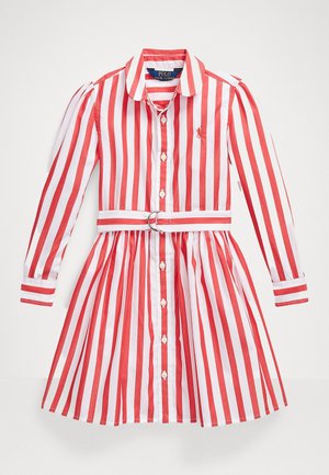 Czerwona i biała sukienka na długi rękaw w pionowe paski, z przodem na guziki, kołnierzykiem, paskiem z podwójną klamrą i plisowanym dołem.