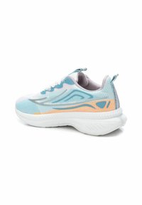 Zapatilla deportiva con parte superior de malla ligera en azul claro, con acentos en blanco y naranja. Presenta una suela acolchada y un diseño estampado.