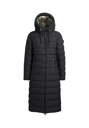 Czarny pikowany długi płaszcz z kapturem, zapinany na zamek z przodu, z dwoma bocznymi kieszeniami i błyszącą srebrną podszewką wewnątrz. Gładka, pikowana faktura.