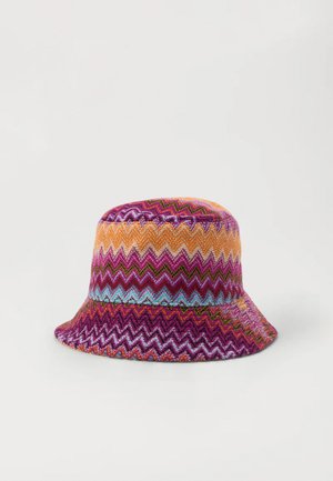 Chapéu de balde colorido com padrão zig-zag nas cores púrpura, laranja e azul. Feito de um material trançado com uma aba larga e ligeiramente caída.