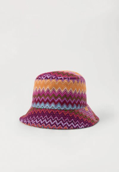 Sombrero de cubo colorido con diseño de zigzag en púrpura, naranja y azul. Hecho de material trenzado con un ala ancha y ligeramente flexible.