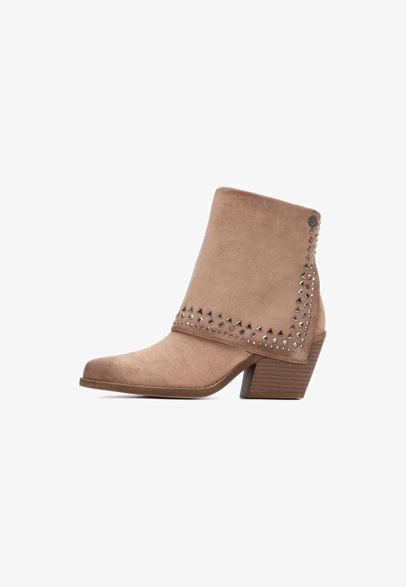 Botas de tobillo de ante en color topo con punta afilada, tachuelas decorativas a lo largo del borde superior y un tacón de madera apilada. Textura suave, diseño de altura media.