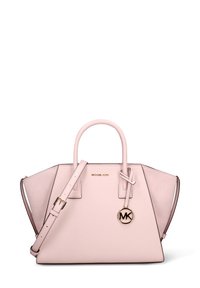 Roze leren handtas met een gestructureerd ontwerp, dubbele ronde handvatten, verstelbare crossbodyriem en goudkleurige MK-logo hanger.