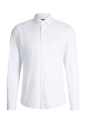 Męska biała koszula z długim rękawem, zapinana na guziki z przodu, z klasycznym szpiczastym kołnierzykiem, prezentowana na jednolitym tle.