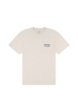 Beiges T-Shirt mit kurzen Ärmeln und Rundhalsausschnitt, mit kleinem schwarzem Text "WORKWEAR IST UNSERE SEELE" auf der linken oberen Brust.