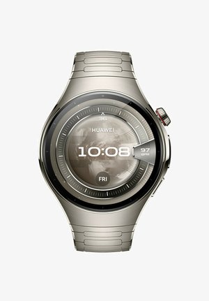 Silberne Smartwatch mit einem runden Zifferblatt, digitaler Anzeige für Zeit und Datum sowie einem gebürsteten Metallarmband im linkdesign. Rote Krone sichtbar.