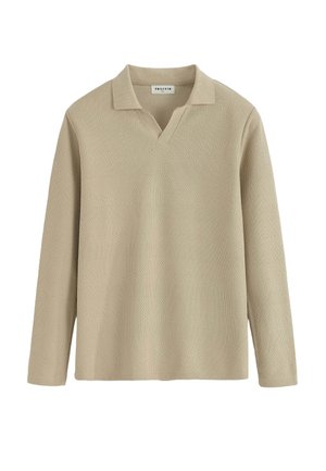 Polo beige à manches longues avec un col en V, tissu texturé, col plat et coupe décontractée. Design simple sans logos ni motifs visibles.