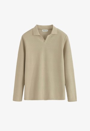 Polo beige à manches longues avec un col en V, tissu texturé, col plat et coupe décontractée. Design simple sans logos ni motifs visibles.